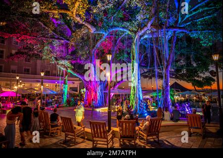 Honolulu, Hawaii - 2 gennaio 2023: Godetevi la tarda serata sul patio del famoso Moana Surfrider. Foto Stock