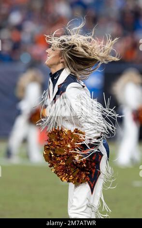 Denver, Colorado, Stati Uniti. 8th Jan, 2023. Un Denver Broncos Cheerleader intrattiene la folla durante gli anni '2nd. Mezza all'Empower Field at Mile High Domenica pomeriggio. I Broncos battono i Chargers 31-28. (Credit Image: © Hector Acevedo/ZUMA Press Wire) Credit: ZUMA Press, Inc./Alamy Live News Foto Stock