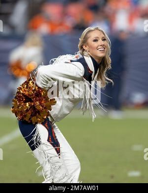 Denver, Colorado, Stati Uniti. 8th Jan, 2023. Un Denver Broncos Cheerleader intrattiene la folla durante gli anni '2nd. Mezza all'Empower Field at Mile High Domenica pomeriggio. I Broncos battono i Chargers 31-28. (Credit Image: © Hector Acevedo/ZUMA Press Wire) Credit: ZUMA Press, Inc./Alamy Live News Foto Stock