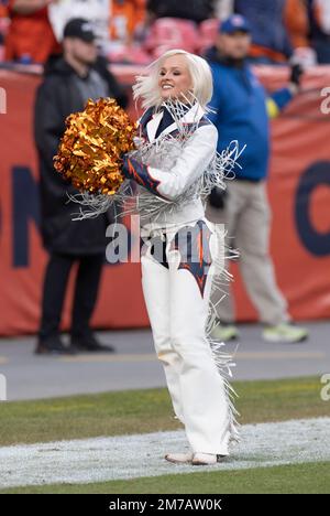 Denver, Colorado, Stati Uniti. 8th Jan, 2023. Un Denver Broncos Cheerleader intrattiene la folla durante gli anni '2nd. Mezza all'Empower Field at Mile High Domenica pomeriggio. I Broncos battono i Chargers 31-28. (Credit Image: © Hector Acevedo/ZUMA Press Wire) Credit: ZUMA Press, Inc./Alamy Live News Foto Stock