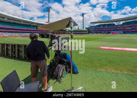 Un cameraman televisivo di trasmissione esterna con protezione solare, registrando il gioco al 3rd Cricket Test Match tra Australia e Sud Africa Foto Stock