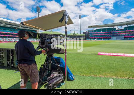 Un cameraman televisivo di trasmissione esterna con protezione solare, registrando il gioco al 3rd Cricket Test Match tra Australia e Sud Africa Foto Stock