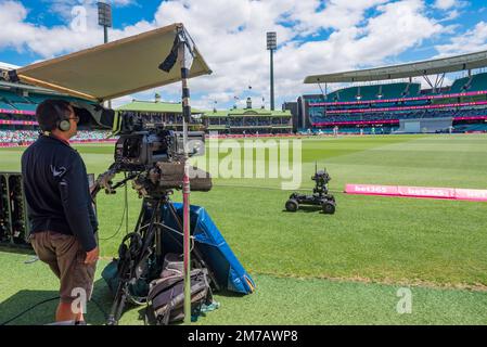 Un cameraman televisivo esterno e una telecamera telecomandata suonano al Cricket Test Match 3rd tra Australia e Sud Africa Foto Stock