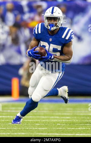 Indianapolis, Indiana, Stati Uniti. 08th Jan, 2023. Indianapolis Colts Rrunning Back Deon Jackson (35) corre con la palla durante la partita NFL contro gli Houston Texans a Indianapolis, Indiana. John Mersits/CSM/Alamy Live News Foto Stock