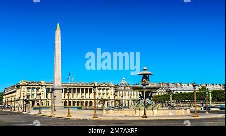 Place de la Concorde con l'Obelisco di Luxor e una fontana a Parigi, Francia Foto Stock