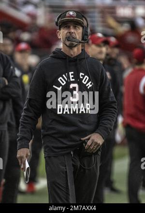 Santa Clara, Stati Uniti. 08th Jan, 2023. L'allenatore principale di San Francisco 49ers Kyle Shanahan lavora a margine contro gli Arizona Cardinals allo stadio Levi's di Santa Clara, California, domenica 8 gennaio 2023. Il 49ers sconfisse i Cardinali 38-13. Foto di Terry Schmitt/UPI Credit: UPI/Alamy Live News Foto Stock