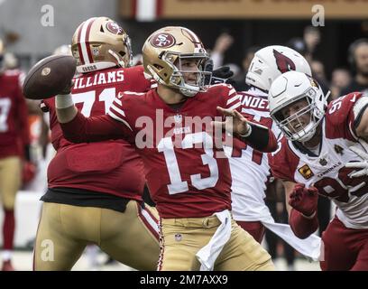 Santa Clara, Stati Uniti. 08th Jan, 2023. Brock Purdy, quartback di San Francisco 49ers (13), passa contro gli Arizona Cardinals al Levi's Stadium di Santa Clara, California, domenica 8 gennaio 2023. Il 49ers sconfisse i Cardinali 38-13. Foto di Terry Schmitt/UPI Credit: UPI/Alamy Live News Foto Stock