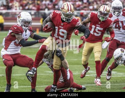 Santa Clara, Stati Uniti. 08th Jan, 2023. Il ricevitore largo 49ers di San Francisco Deebo Samuel (19) corre contro gli Arizona Cardinals al Levi's Stadium di Santa Clara, California, domenica 8 gennaio 2023. Il 49ers sconfisse i Cardinali 38-13. Foto di Terry Schmitt/UPI Credit: UPI/Alamy Live News Foto Stock