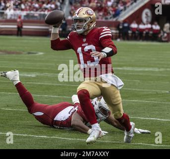 Santa Clara, Stati Uniti. 08th Jan, 2023. Brock Purdy (13), quartback di San Francisco 49ers, ha lottato contro gli Arizona Cardinals nella seconda metà del Levi's Stadium di Santa Clara, California, domenica 8 gennaio 2023. Il 49ers sconfisse i Cardinali 38-13. Foto di Terry Schmitt/UPI Credit: UPI/Alamy Live News Foto Stock