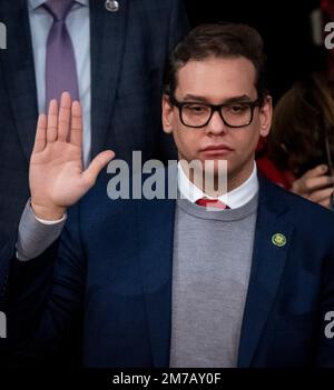 Il rappresentante degli Stati Uniti George Santos (repubblicano di New York) è giurato con i suoi colleghi del Congresso al Campidoglio degli Stati Uniti, a Washington, DC, USA, sabato, Gennaio 7, 2023. Foto di Rod Lamkey/CNP/ABACAPRESS.COM Foto Stock