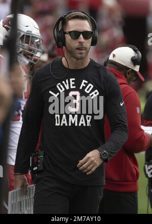 Santa Clara, Stati Uniti. 08th Jan, 2023. L'allenatore principale degli Arizona Cardinals, Kliff Kingsbury, lavorò ai margini contro il San Francisco 49ers al Levi's Stadium di Santa Clara, California, domenica 8 gennaio 2023. Il 49ers sconfisse i Cardinali 38-13. Foto di Terry Schmitt/UPI Credit: UPI/Alamy Live News Foto Stock