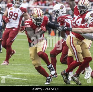 Santa Clara, Stati Uniti. 08th Jan, 2023. Il ricevitore largo 49ers di San Francisco Deebo Samuel (19) corre contro gli Arizona Cardinals al Levi's Stadium di Santa Clara, California, domenica 8 gennaio 2023. Il 49ers sconfisse i Cardinali 38-13. Foto di Terry Schmitt/UPI Credit: UPI/Alamy Live News Foto Stock