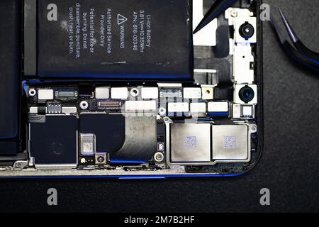 Alto Adige, Italia - 7 gennaio. 2023: Sostituzione della batteria dell'iPhone. Risolvere il problema dello smartphone rotto. Diritto di riparazione dello smartphone Foto Stock