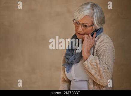 Sì, youre parlando con lei... vista ritagliata di una donna anziana utilizzando il suo cellulare. Foto Stock