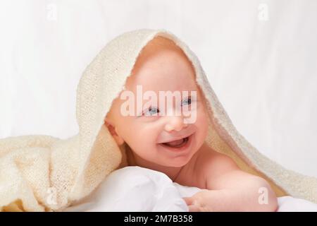 HES le mamme piccolo angelo. un adorabile bambino in studio. Foto Stock