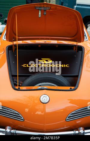 All Electric classica auto Volkswagen Karmann Ghia al Bicester Heritage Centre domenica gara evento. Oxfordshire, Inghilterra. Foto Stock