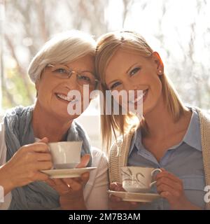 Due per il tè. Un ritratto di una donna felice che visita la nonna a casa sua. Foto Stock