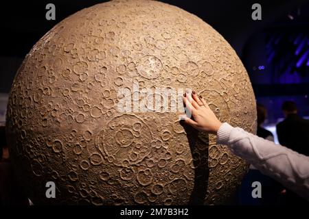 MOSCA - 29 novembre 2022. Un mock-up della Luna, il satellite della Terra. Il planetario di Mosca è uno dei più grandi al mondo e il più antico pla Foto Stock