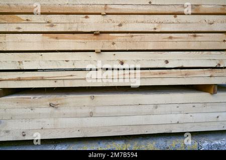 Legname accatastato. Legname pronto per la vendita sul sito del legname. Legno resistente. Foto Stock