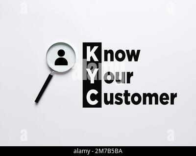 Acronimo commerciale KYC - conoscere il cliente. La lente di ingrandimento ingrandisce il simbolo della persona con la parola KYC Know Your Customer. Foto Stock