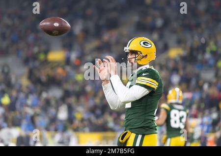 Green Bay, Wisconsin, Stati Uniti. 8th Jan, 2023. Il quarto Aaron Rodgers dei Green Bay Packers (12) si riscalda prima di una partita di calcio contro i Detroit Lions a Green Bay, Wisconsin. Kirsten Schmitt/Cal Sport Media/Alamy Live News Foto Stock