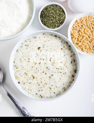 Yayla turco o zuppa di yogurt con salsa alla menta (Tzatziki). Vista dall'alto. Foto Stock