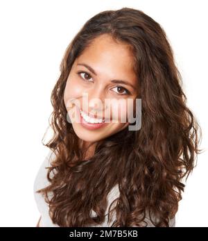 Shes positivamente casual. Studio shot di una donna attraente che posa su uno sfondo bianco. Foto Stock