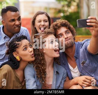 Il selfie più grande del mondo. Uno scatto di studenti universitari che prendono un selfie di gruppo. Foto Stock