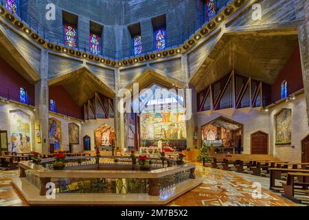 Nazareth, Israele - 06 gennaio 2023: Vista dell'interno della Basilica dell'Annunciazione, con un albero di Natale, a Nazareth, Israele Foto Stock