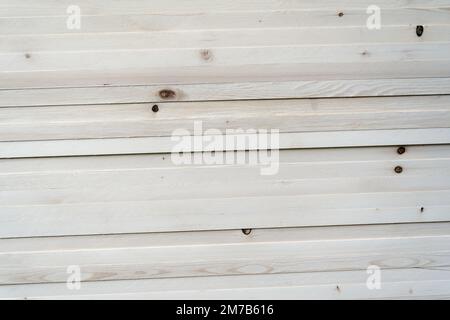 Legname accatastato. Legname pronto per la vendita sul sito del legname. Legno resistente. Foto Stock