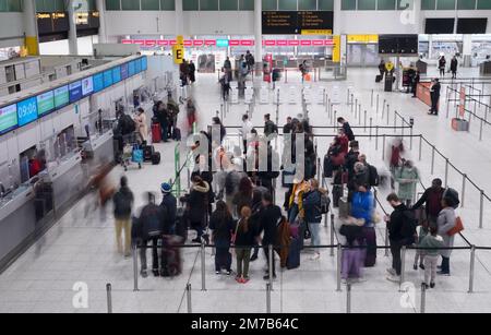 Foto del file datata 27/03/22 dei passeggeri che effettuano il check-in al Terminal Sud dell'Aeroporto di Gatwick nel Sussex Occidentale. Secondo un nuovo sondaggio, quasi due passeggeri su cinque (39%) non hanno fiducia nel fatto che sarebbero trattati in modo equo se qualcosa andasse storto. Gruppo di consumatori quale? Ha detto che il suo sondaggio di 1.000 adulti che hanno volato da un aeroporto del Regno Unito nei primi 10 mesi dello scorso anno dimostra che l'autorità di regolamentazione dell'aviazione civile (CAA) dovrebbe avere poteri più forti. Data di emissione: Lunedì 9 gennaio 2023. Foto Stock