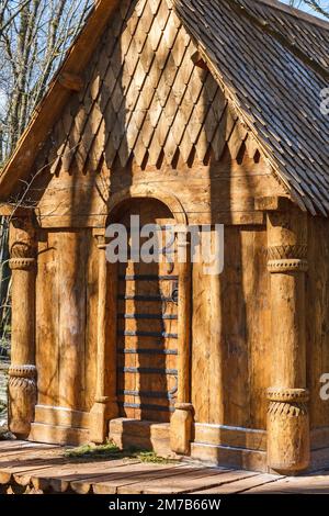 Capanna in legno ornata con motivi scolpiti e colonne Foto Stock