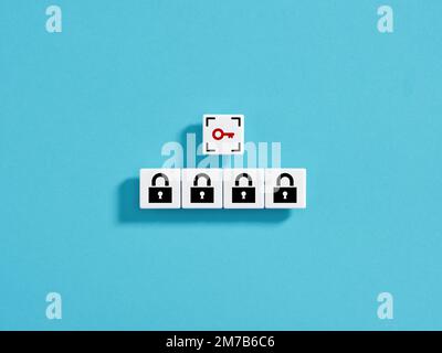 Protezione dei dati, crittografia e privacy. Sicurezza del computer o di Internet. Sicurezza dei dati personali. Simboli chiave e lucchetto chiuso su blocchi bianchi. Foto Stock