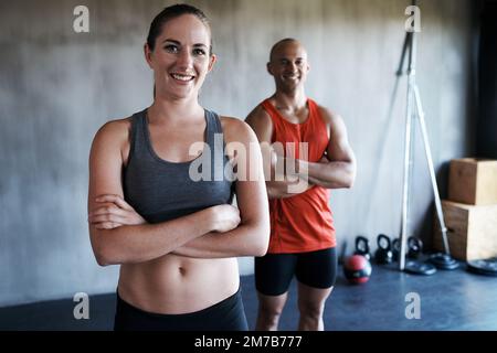 Allenarsi per diventare in forma di combattimento. un giovane uomo e una donna in gymwear. Foto Stock