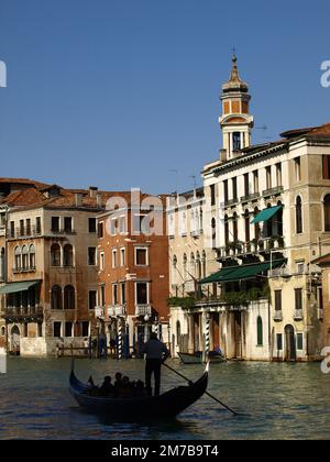 Gondola sul Canal Grande, Rialto. Venecia.Véneto. Italia. Foto Stock