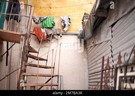 Vivere in un quartiere colpito dalla povertà. un quartiere colpito dalla povertà. Foto Stock