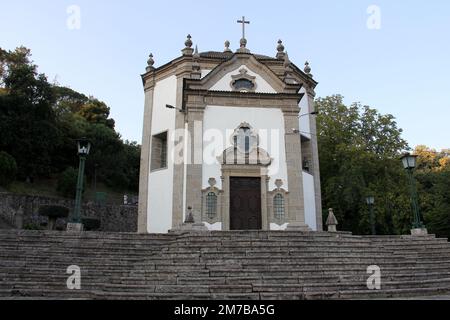 Cappella di Nosso Senhor do Horto, completata in stile barocco nel 1758, vista in prima serata, Povoa de Lanhoso, Minho, Portogallo Foto Stock