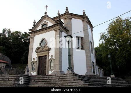 Cappella di Nosso Senhor do Horto, completata in stile barocco nel 1758, vista in prima serata, Povoa de Lanhoso, Minho, Portogallo Foto Stock