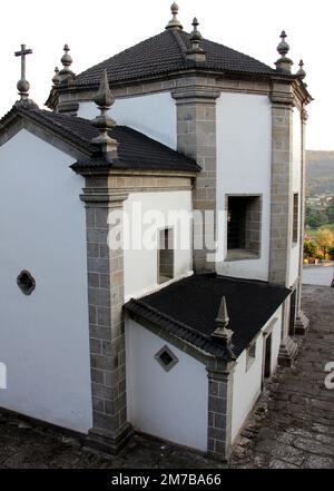 Cappella di Nosso Senhor do Horto, completata in stile barocco nel 1758, vista laterale in prima serata, Povoa de Lanhoso, Minho, Portogallo Foto Stock