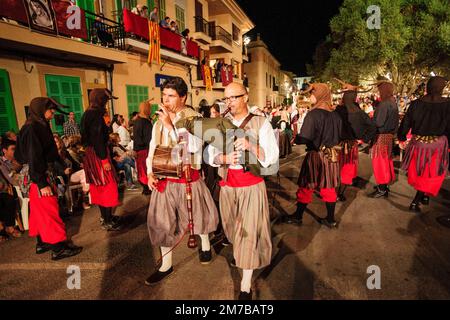 musicos con tradicional, fiestas de la Beata, vinculadas con la beatificación de Sor Caterina Tomàs. Santa Margalida. Maiorca. Isole Balneari Foto Stock