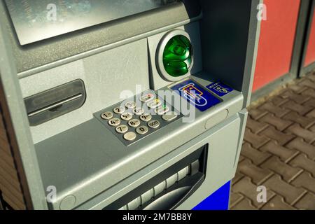 Visualizzazione e primo piano di un bancomat con tastiera in inglese e polacco, Polonia orientale Foto Stock