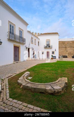 Il cortile interno del castello e museo con un prato e rovine. Al Museu, Museo Municipale di Loulé a Loulé, Algarve, Portogallo, Europa. Foto Stock