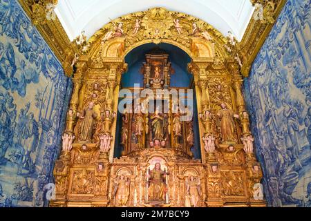 Vista interna della piccola cappella, con riccamente scolpito, oro, altare di legno e iconico Azulejo, pareti piastrellate blu. All'Ermida de Nossa Senhora da Conceija Foto Stock