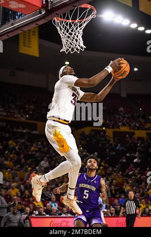 La guardia di stato dell'Arizona Devan Cambridge (35) fa un giro-oop nella seconda metà della partita di pallacanestro dell'NCAA contro l'Università di Washington a Tempe, Foto Stock