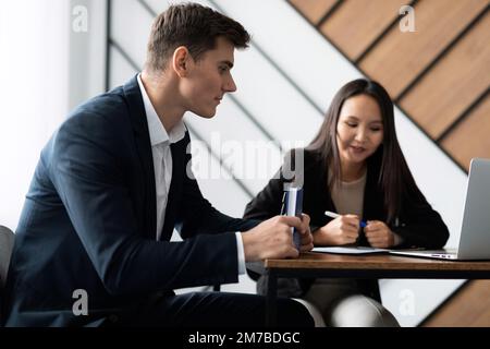 giovane uomo cercatore di lavoro sta avendo un colloquio in ufficio Foto Stock