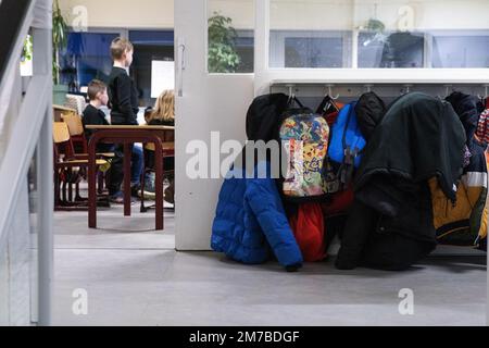 VLEUTEN - gli stemmi degli studenti della scuola elementare di Zonneworld durante il primo giorno di scuola del nuovo anno. Le scuole primarie e secondarie riprenderanno dopo le vacanze di Natale. ANP JEROEN JUMELET olanda fuori - belgio fuori Foto Stock