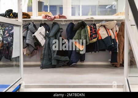 VLEUTEN - gli stemmi degli studenti della scuola elementare di Zonneworld durante il primo giorno di scuola del nuovo anno. Le scuole primarie e secondarie riprenderanno dopo le vacanze di Natale. ANP JEROEN JUMELET olanda fuori - belgio fuori Foto Stock