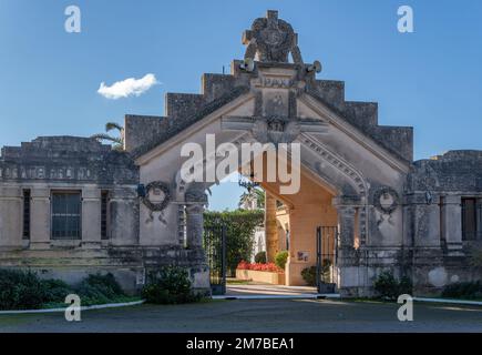 Felanitx, Spagna; gennaio 05 2023: Ingresso principale del cimitero cristiano nella città maiorchina di Felanitx, Spagna Foto Stock