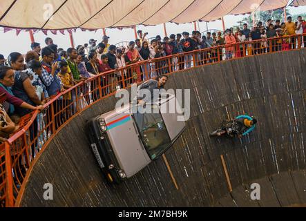 Mumbai, India. 08th Jan, 2023. Un uomo guida un drive all'interno di Maut ka Kuan (pozzo della morte) durante la fiera Erangal di Mumbai. La fiera è anche conosciuta come festa di San Bonaventura. Segna il battesimo o la cerimonia di denominazione di Gesù Cristo ed è come una riunione annuale della comunità indiana orientale. La gente viene e offre la preghiera alla chiesa di San Bonaventura che si trova sulla spiaggia, post che si godono giostre sulla spiaggia e cucinare cibo e mangiare lì. Credit: SOPA Images Limited/Alamy Live News Foto Stock