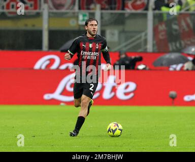 Milano 08 Gennaio 2023 Stadio G Meazza Campionato Italiano serie A Tim 2022/23 AC Milano - come Roma nella Foto : Calabria ac Milano Credit: Christian Santi/Alamy Live News Foto Stock